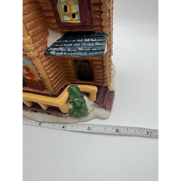 Christmas Streets 2005 Collection Porcelain Lighted House. - Picture 8 of 8